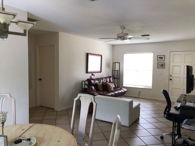 Photo - ** NAPLES PARK ** 2 BED / 1 BATH + GARAGE ...