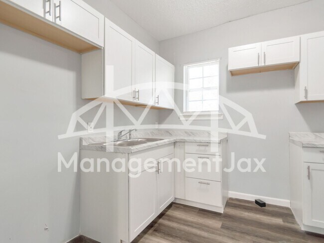 Photo - 1165 Hart St