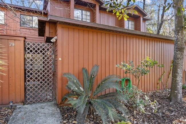 Building Photo - this well-maintained townhome features 2 bedrooms and 2 bathrooms