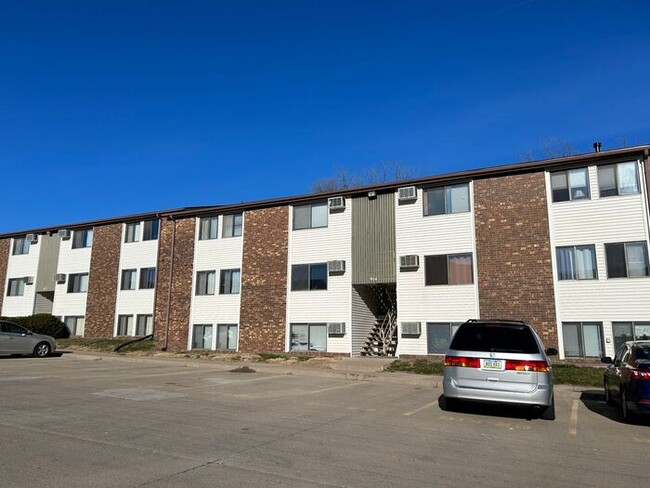 $1,025 | 2 Bedroom, 1 Bathroom Apartment |... - $1,025 | 2 Bedroom, 1 Bathroom Apartment |...