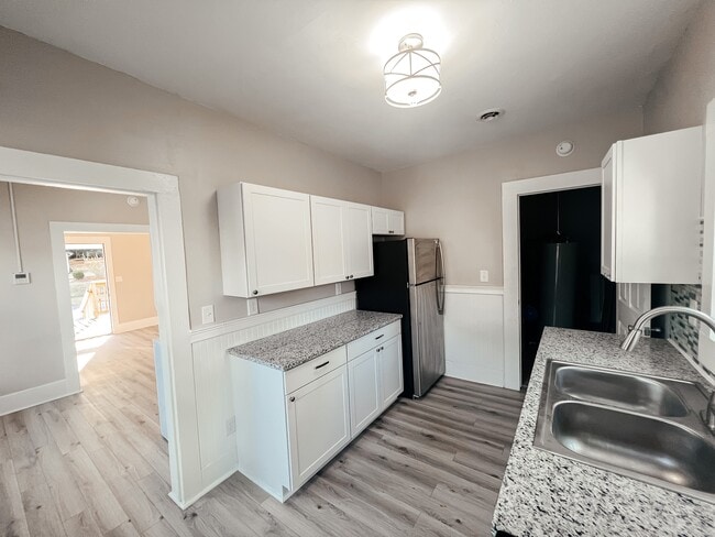 Photo - 302 New St