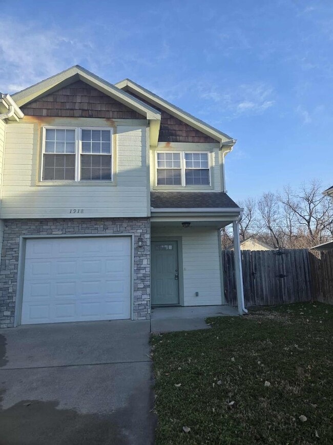 Building Photo - Spacious Town House!!