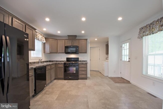 Photo - 80 Longbow Ln