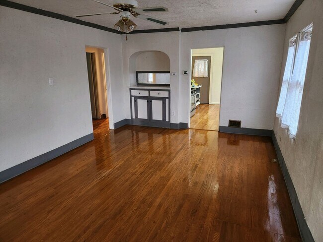 Photo - 1930's Bungalow Charmer, 2bdrm, 1 bath hou...