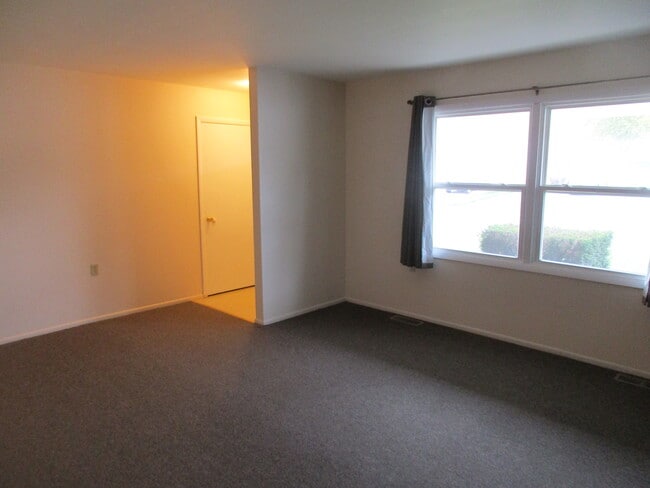 Photo - 733 Acadia Rd
