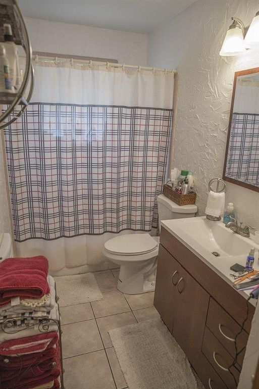 Photo - 408 Curve Dr