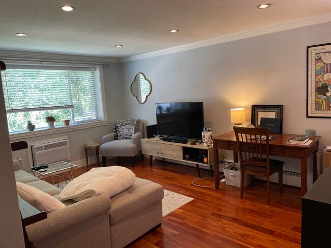 living room.1/entrance/west exposure - 1660 Steele St Unidad 202