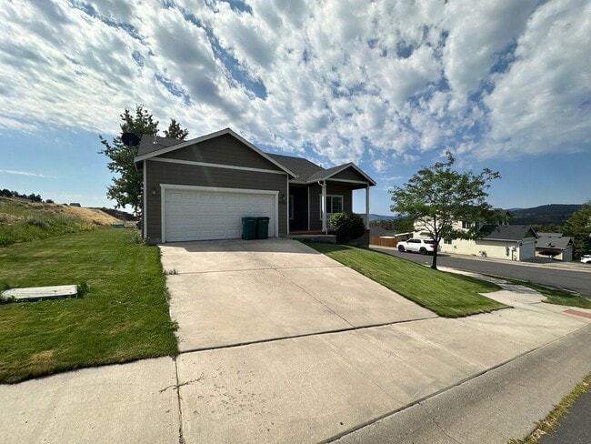 Building Photo - 5096 Larch Ln Rental