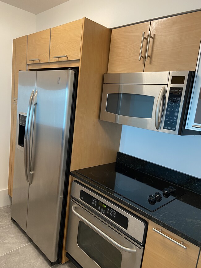 Building Photo - 31 SE 5th St Unit 31 SE 5 St Miami, Fl 33131