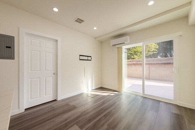 Photo - 5244 Whitsett Ave