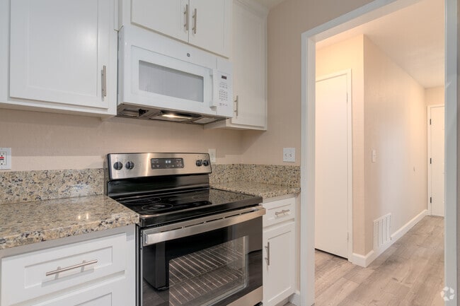 2BR, 2BA - 950SF - Kitchen