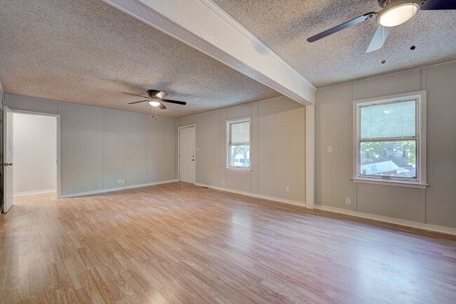 Building Photo - 4 Bedroom Available Now! Rental
