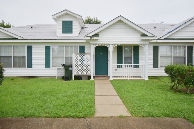 2 Bedroom 1 Bath ~ 1 Story ~ Fenced yard ~... - 2 Bedroom 1 Bath ~ 1 Story ~ Fenced yard ~... Apartment