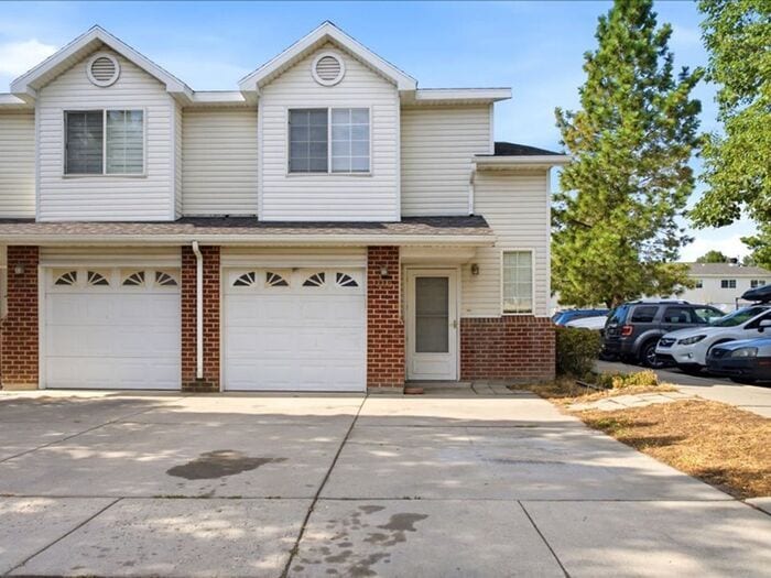 W Jordan Nice 3 Bed 2 Bath Townhome with pool