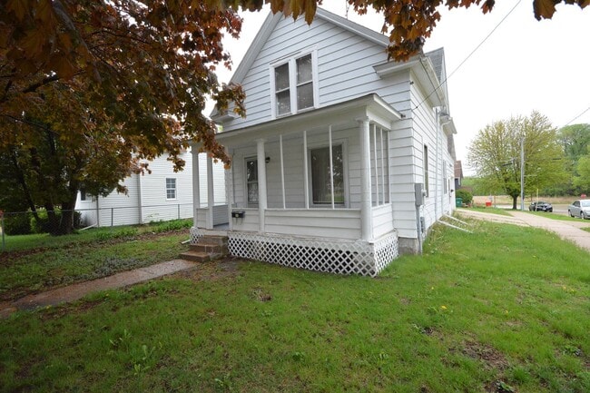 Charming 2 bedroom with beautiful features! - Charming 2 bedroom with beautiful features! House