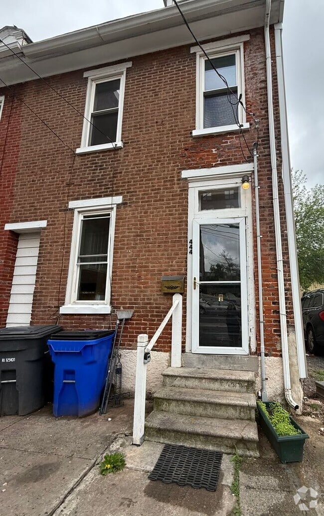 Building Photo - 3 Bedroom Renovated Townhome
