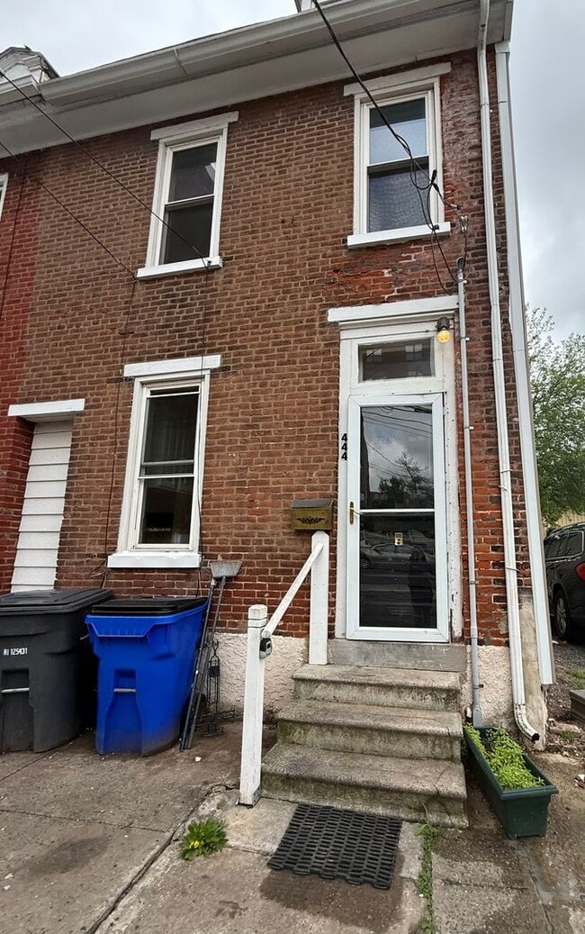 3 Bedroom Renovated Townhome - 3 Bedroom Renovated Townhome