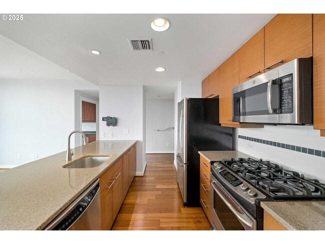 Photo - Modern 2-Bed/2-Bath Condo with Balcony & Prime Downtown Location Unidad 2401