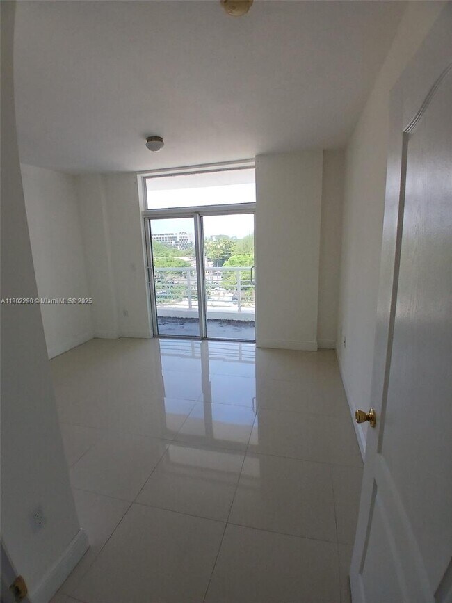 Photo - 425 NE 30th St Unidad 403