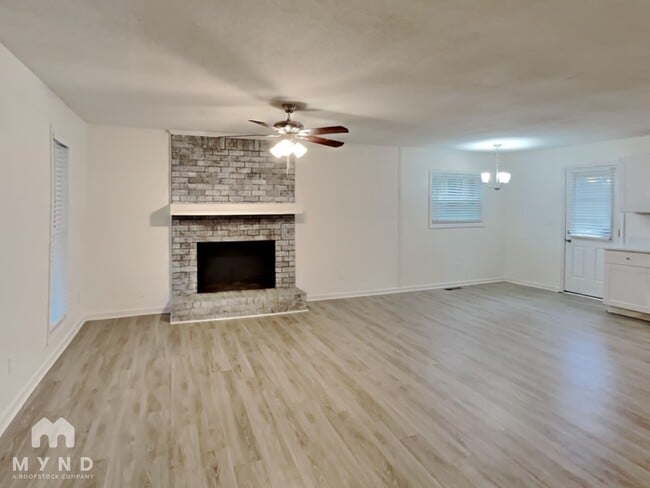 Photo - 456 Hardy Way