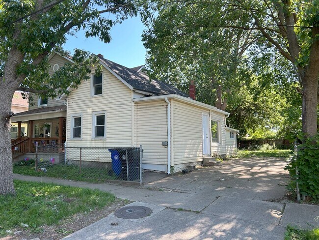 Photo - Clark / Fulton - 3 Bedrooms - 1 Bath - Sin...
