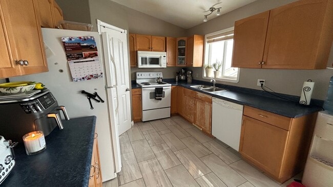 Photo - 3806-3843 43 Ave