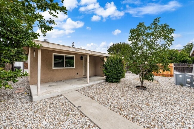 Building Photo - 941 E 9th St Unit 941 1/2 Rental