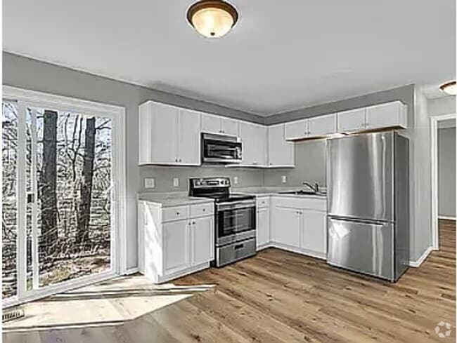 Building Photo - Two bedroom, one bath duplex. Completely r... Rental
