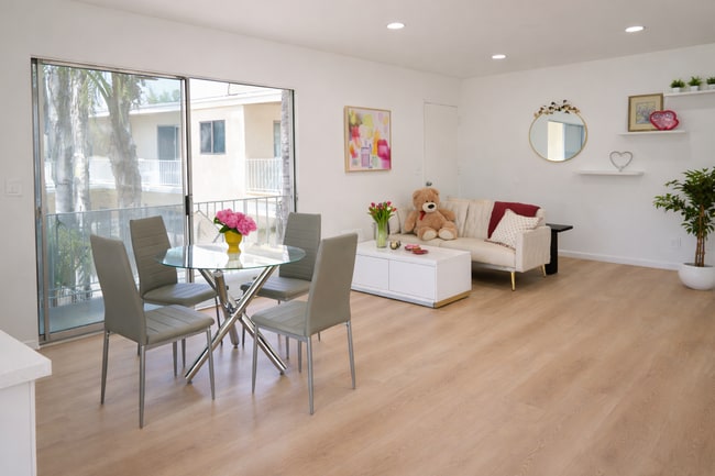 Building Photo - 5860 Hazeltine Ave Unit 10B