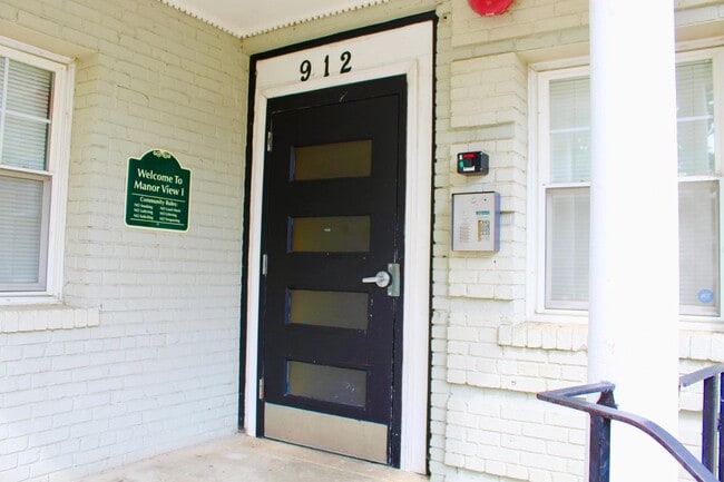 Photo - 912 Barnaby St SE