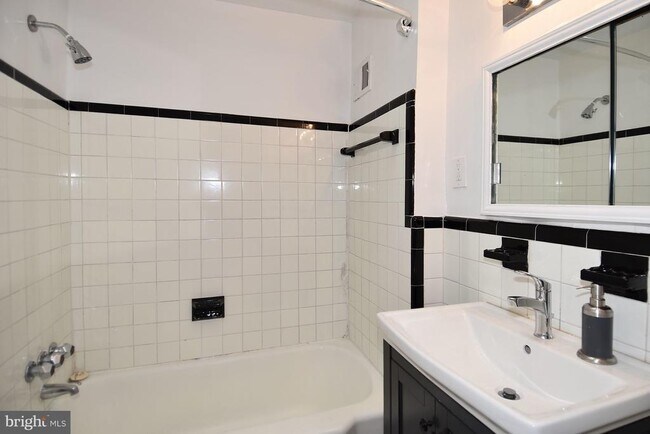 Photo - 915 Hughes Mews NW