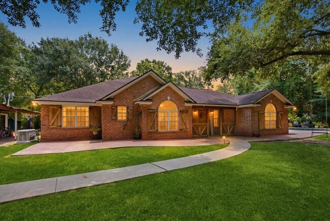 Photo - 223 Pin Oak Ln