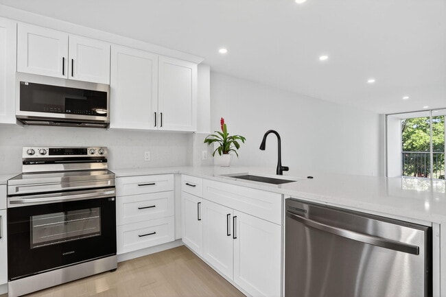 Building Photo - 2651 S Palm Aire Dr Unit 305