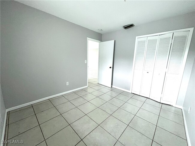 Building Photo - 1107 SE 46th Ln Unit D Rental