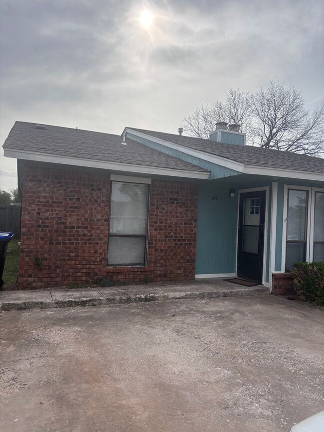 Building Photo - Cute 2 bed, 2 bath duplex in Noble, OK