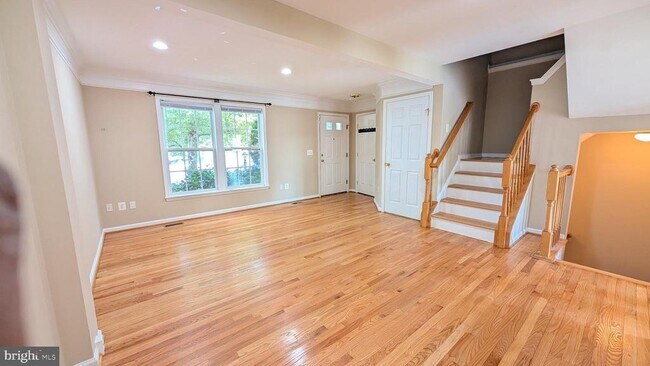 Photo - 211 Shirley Square SE