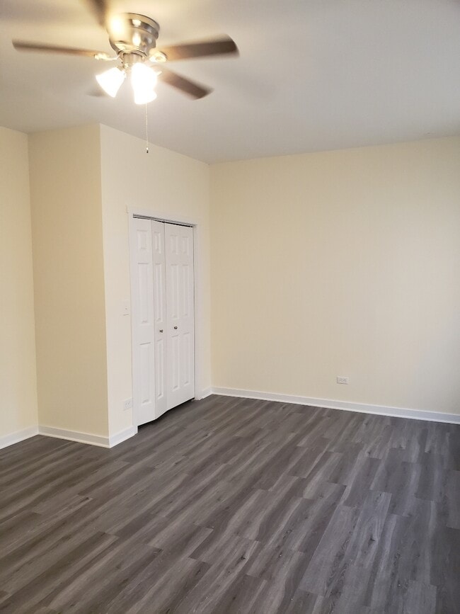 Building Photo - 4815 W Belle Plaine Ave Unit 111