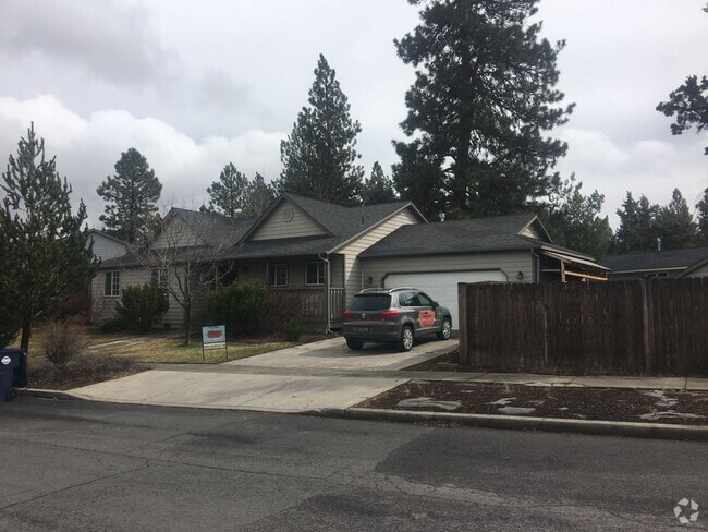 Building Photo - Ranch style home close to river & trails, ...