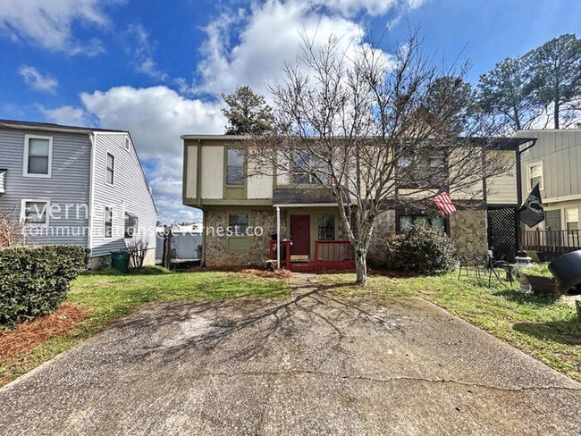 Photo - 2 Bed/2 Bath Home with Fenced Yard /Available now!