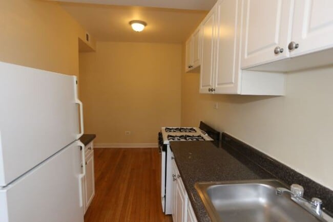 Photo - 555 W Aldine Ave Unit J04W