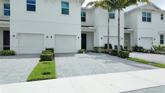 Photo - 4612 Hollister Ave