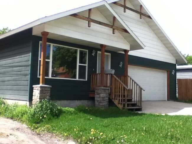 Building Photo - 4 Bedroom 2 Bathroom House - Close to MSU Campus