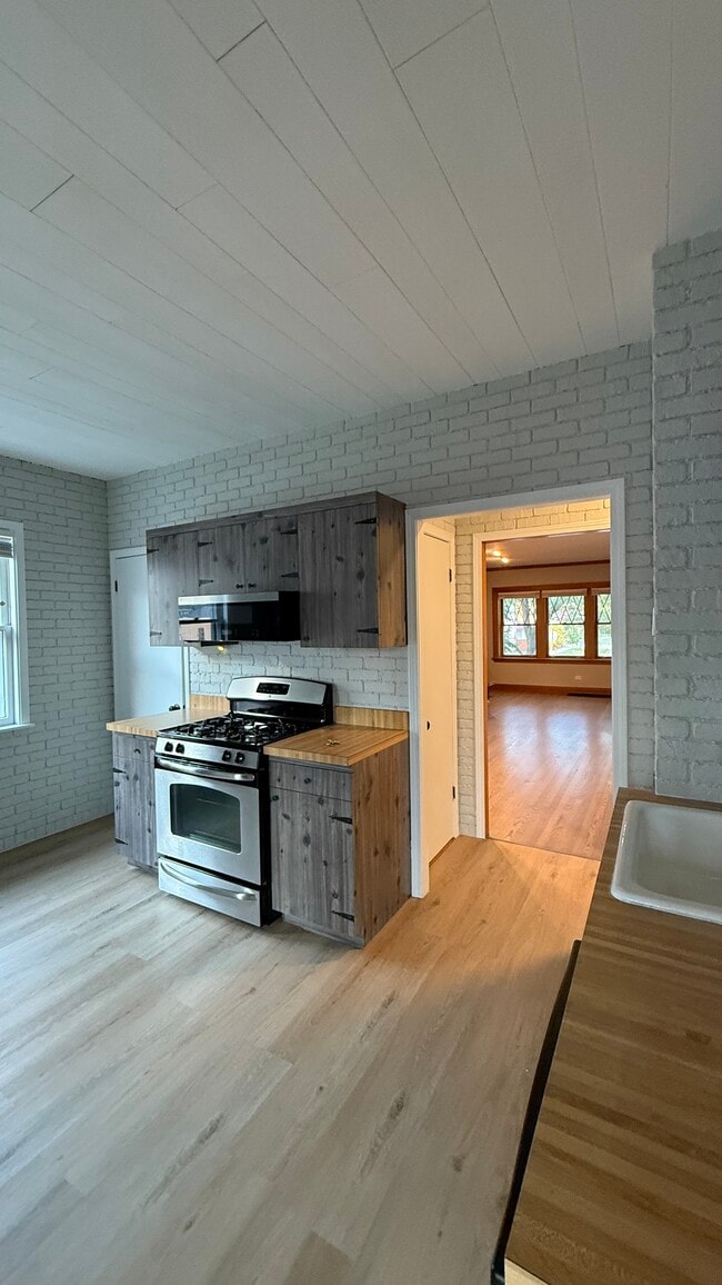 Building Photo - 6614 N Northwest Hwy Rental