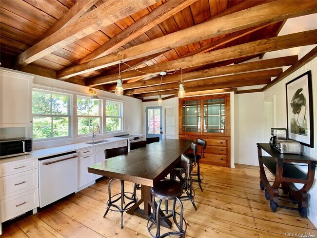 1685 Peconic Ln