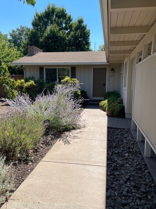 Photo - $300 OFF 1st Month's RENT!! - East Medford...