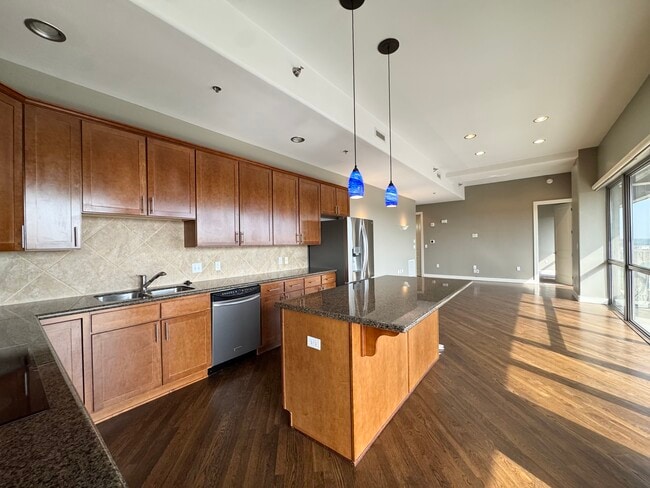 Building Photo - 600 Admiral Blvd Unit 1902 Rental