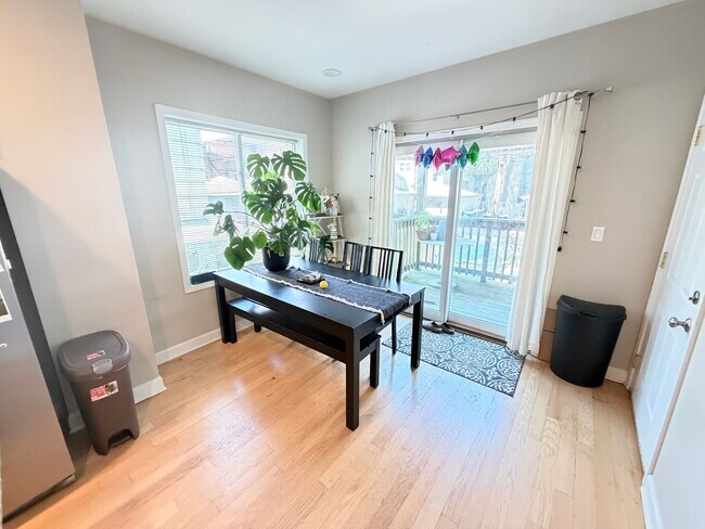 Photo - 1330 W Roscoe St