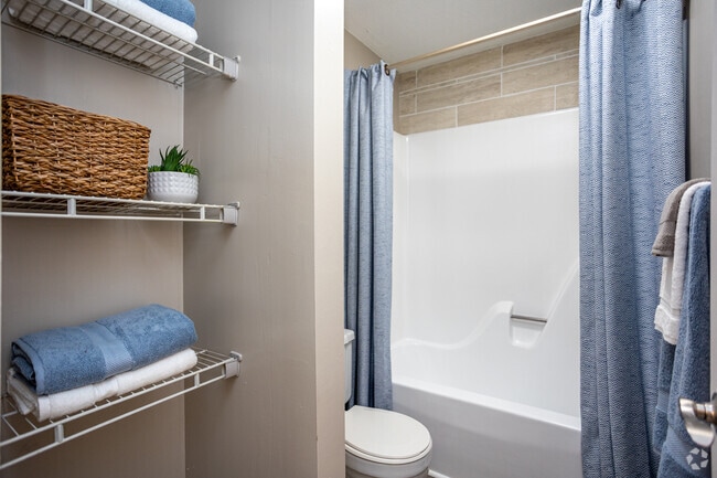2BR, 2BA - 1,078SF - Primary Bathroom