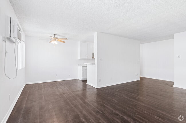2 habitaciones, 2 baños - 945 pies cuadrados - Sala de estar - Prospect Plaza Apartments