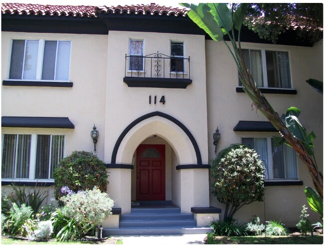 Front of building - 114 N Clark Dr Apartamentos Unidad .Studio. Available